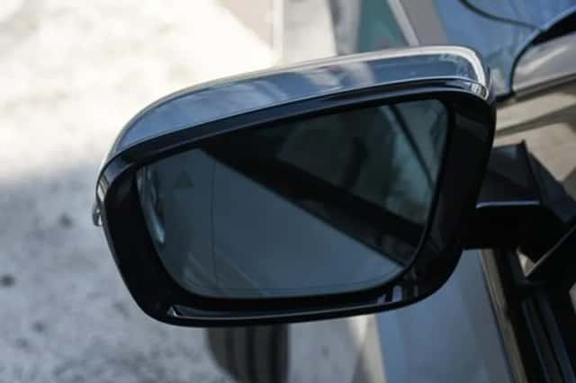BMW 330 (2023) thumbnail 16