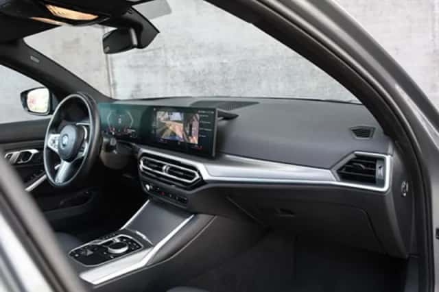 BMW 330 (2023) thumbnail 18