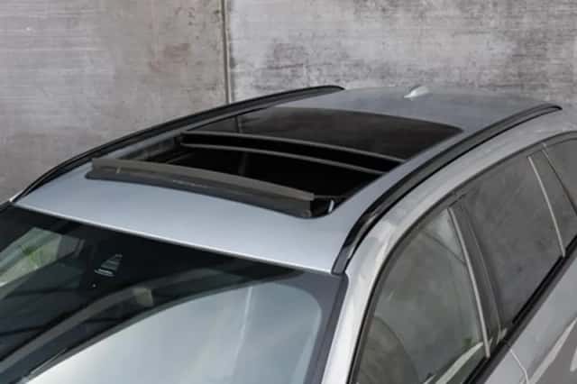 BMW 330 (2023) thumbnail 3