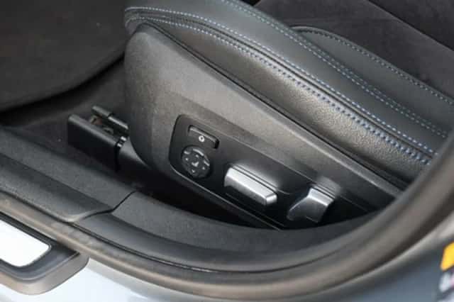 BMW 330 (2023) thumbnail 21