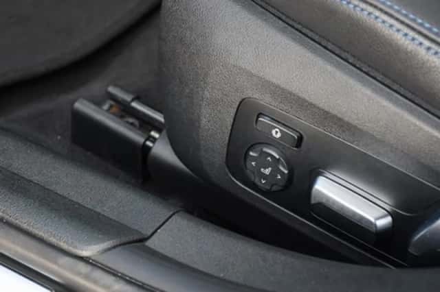 BMW 330 (2023) thumbnail 22
