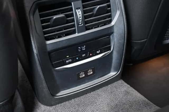 BMW 330 (2023) thumbnail 27