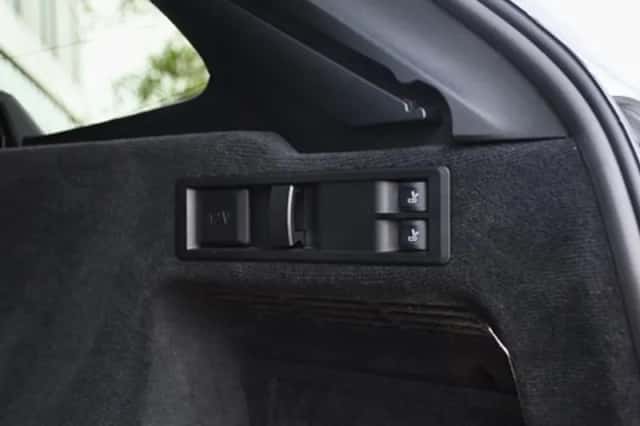 BMW 330 (2023) thumbnail 29