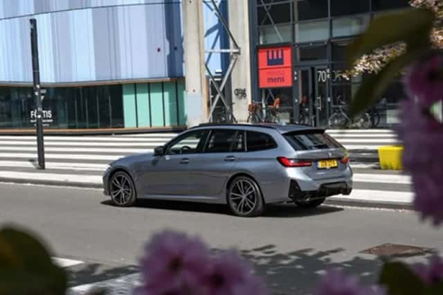 BMW 330 (2023) thumbnail 4