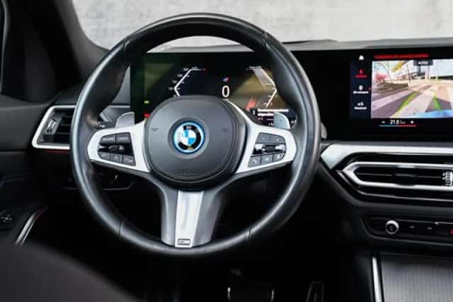 BMW 330 (2023) thumbnail 32