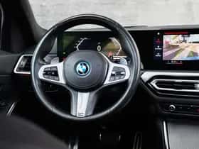 BMW 330 (2023) thumbnail 32