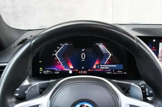 BMW 330 (2023) thumbnail 33