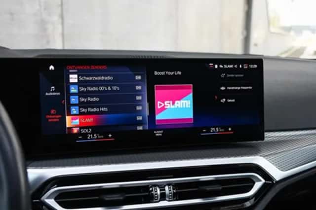 BMW 330 (2023) thumbnail 36