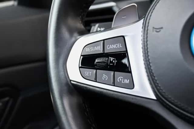 BMW 330 (2023) thumbnail 52