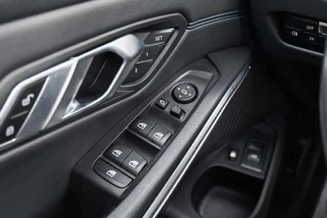 BMW 330 (2023) thumbnail 55