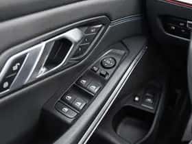 BMW 330 (2023) thumbnail 55