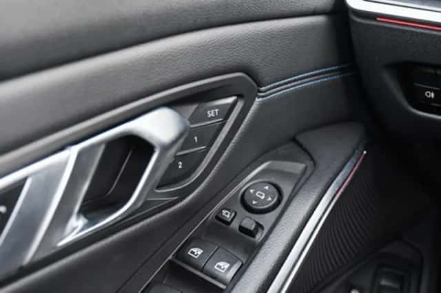 BMW 330 (2023) thumbnail 56