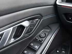 BMW 330 (2023) thumbnail 56