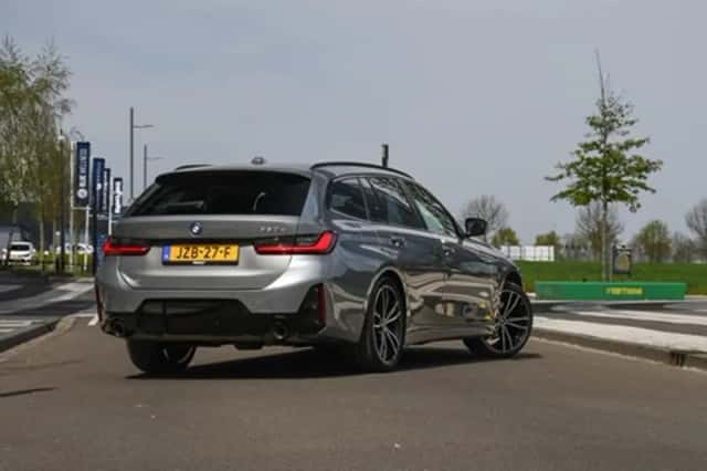 BMW 330 (2023) thumbnail 60