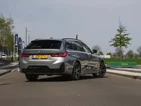 BMW 330 (2023) thumbnail 60