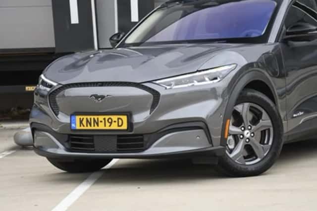 Ford Mustang Mach-E (2023) thumbnail 2