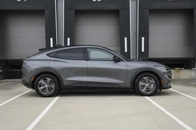 Ford Mustang Mach-E (2023) thumbnail 4