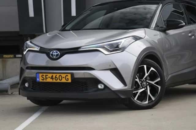 Toyota C-HR (2017) thumbnail 2