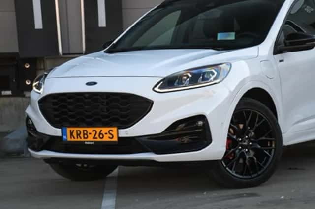 Ford Kuga (2023) thumbnail 2