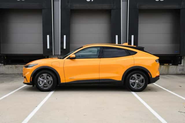 Ford Mustang Mach-E (2024) thumbnail 3