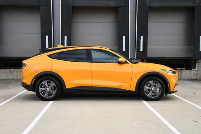 Ford Mustang Mach-E (2024) thumbnail 4