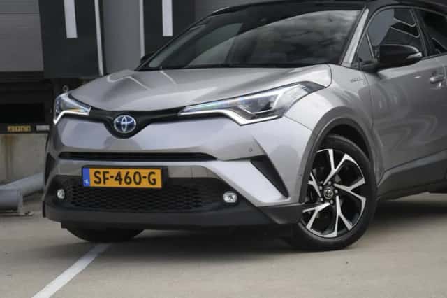 Toyota C-HR (2017) thumbnail 2