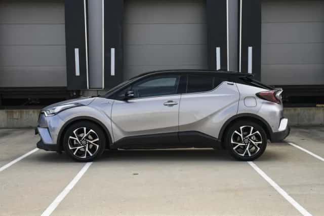 Toyota C-HR (2017) thumbnail 3