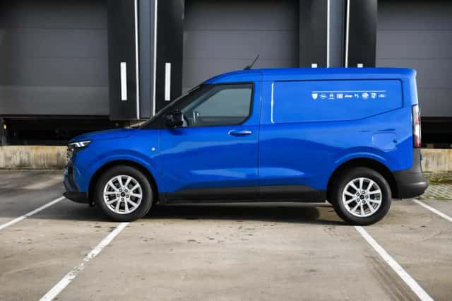 Ford Transit Courier (2024) thumbnail 3