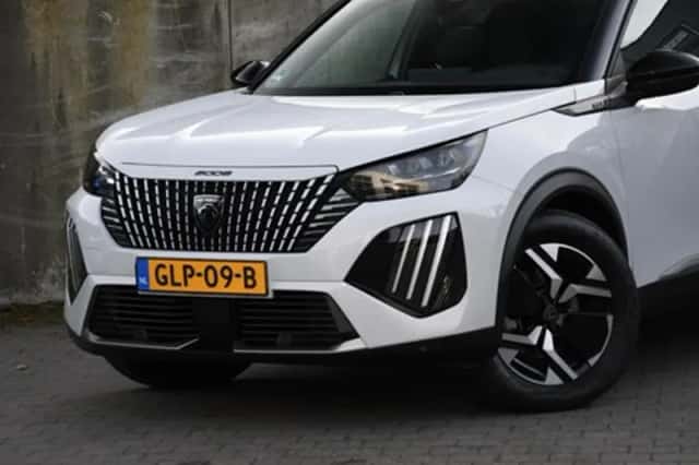 Peugeot 2008 (2024) thumbnail 2