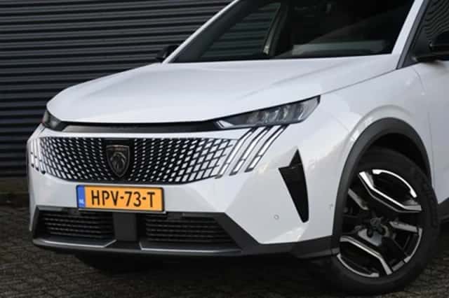 Peugeot 3008 (2025) thumbnail 2