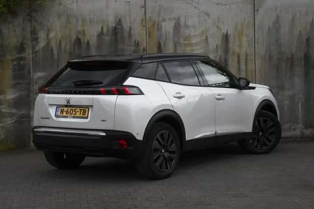 Peugeot e-2008 (2022) thumbnail 4