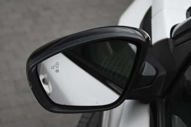 Peugeot e-2008 (2022) thumbnail 7