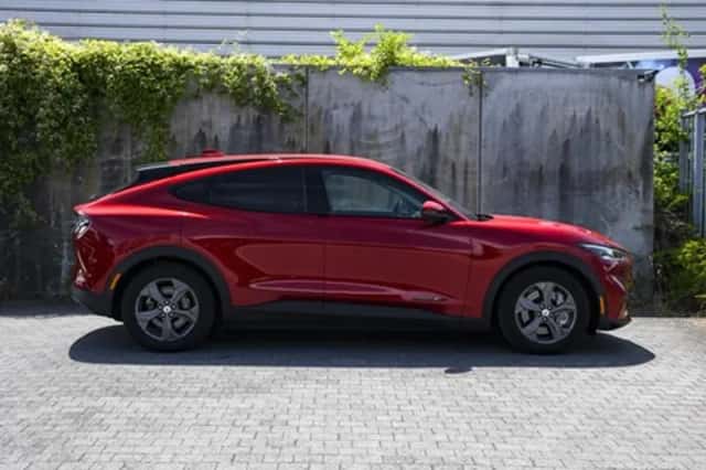 Ford Mustang Mach-E (2021) thumbnail 4