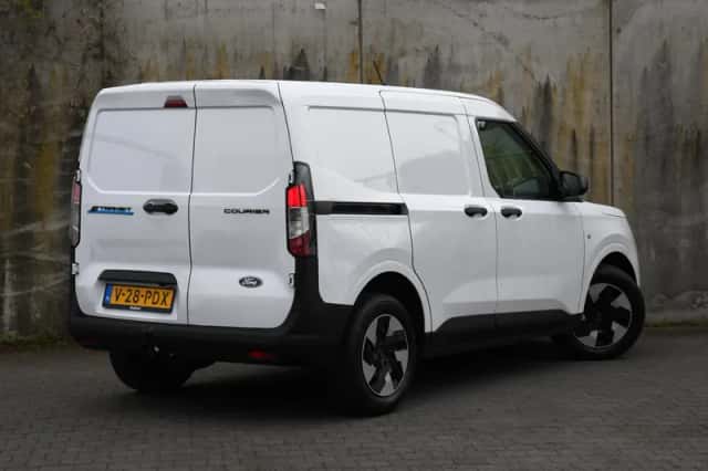Ford E-Transit Courier (2026) thumbnail 5