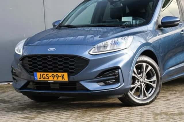 Ford Kuga (2023) thumbnail 2
