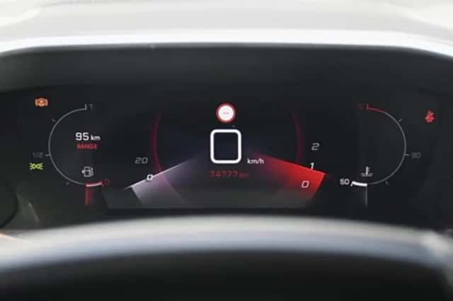 Peugeot 2008 (2021) thumbnail 16