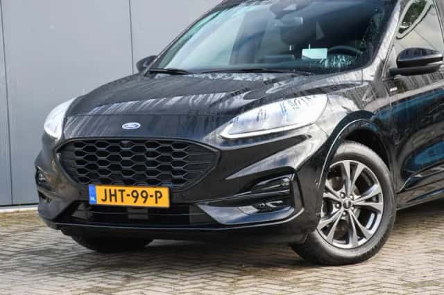 Ford Kuga (2023) thumbnail 2