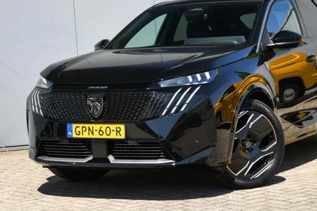 Peugeot e-3008 (2024) thumbnail 2