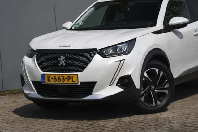 Peugeot 2008 (2021) thumbnail 2