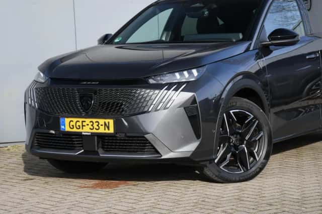 Peugeot 3008 (2024) thumbnail 2