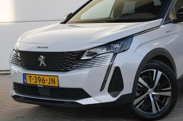 Peugeot 3008 (2023) thumbnail 2