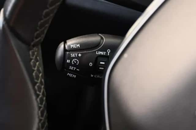Peugeot 3008 (2019) thumbnail 25