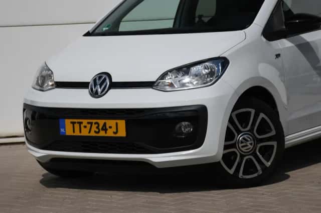 Volkswagen Up! (2018) thumbnail 2