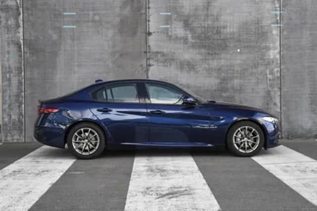 Alfa Romeo Giulia (2017) thumbnail 4