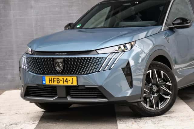 Peugeot 3008 (2023) thumbnail 2