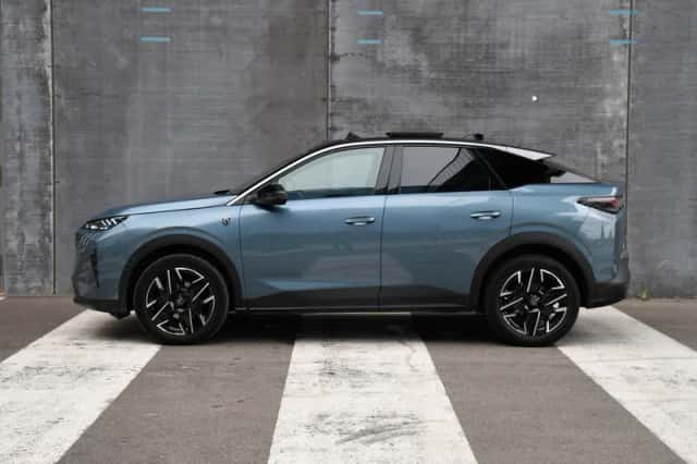 Peugeot 3008 (2023) thumbnail 4