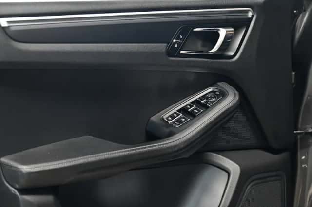 Porsche Macan (2016) thumbnail 24