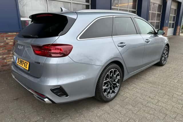 Kia Ceed (2023) thumbnail 2