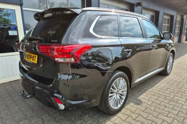 Mitsubishi Outlander (2021) thumbnail 2