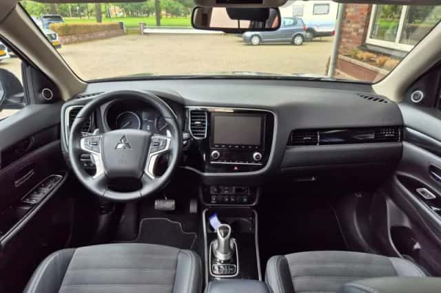 Mitsubishi Outlander (2021) thumbnail 3